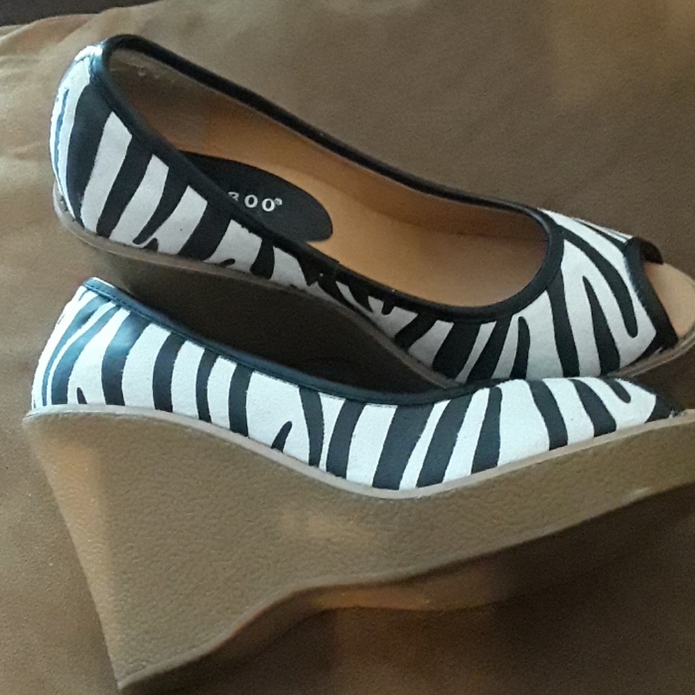 Zebra striped wedge heel (71/2) - Picture 3 of 3